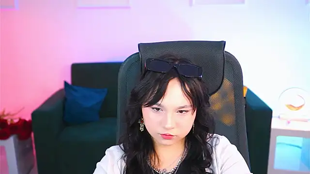 Snapshot of HanaWise chatting on 02.26.25 HanaWise online show from 02.26.25