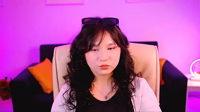 Snapshot of HanaWise chatting on 03.10.25 HanaWise online show from 03.10.25