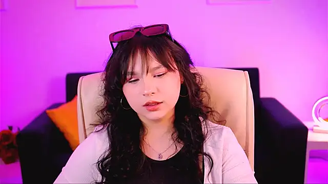 Snapshot of HanaWise chatting on 03.10.25 HanaWise online show from 03.10.25