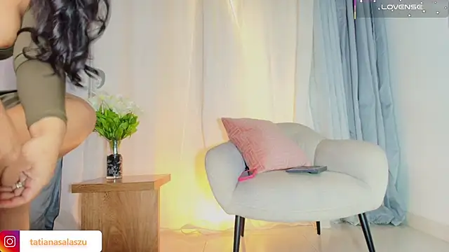 Snapshot of tatiana_10 chatting on 11.13.25 tatiana 10 online show from 11.13.25