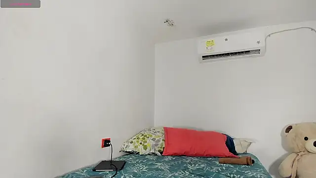 Snapshot of flor_herrera01 chatting on 02.19.26 flor herrera01 online show from 02.19.26