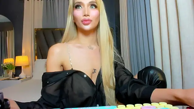 Snapshot of KylieSonique chatting on 06.14.26 KylieSonique online show from 06.14.26