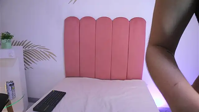 DaphneGlas online show from 02.27.25