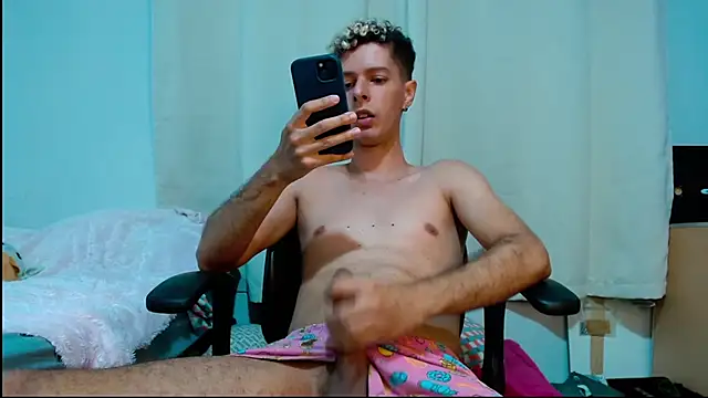 Snapshot of blondetwink chatting on 02.24.25 blondetwink online show from 02.24.25