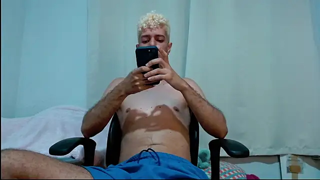 Snapshot of blondetwink chatting on 02.28.25 blondetwink online show from 02.28.25