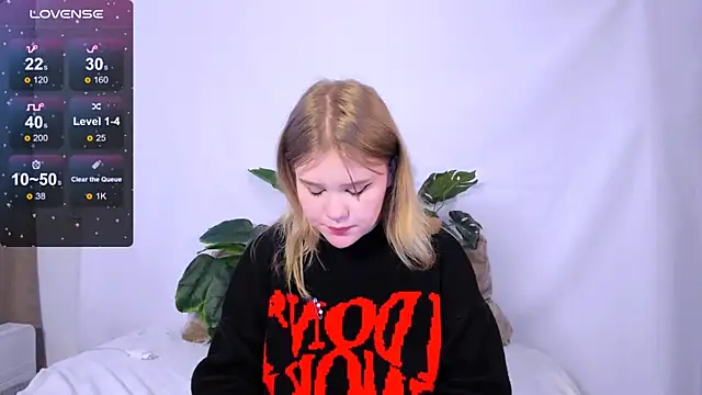 LaseyMoon online show from 03.04.25