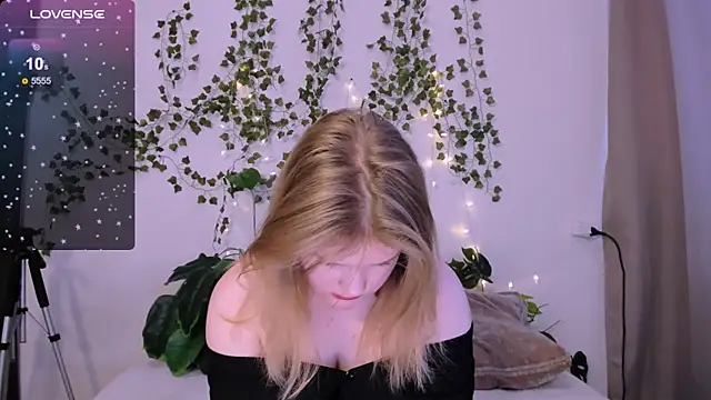 LaseyMoon online show from 03.13.25