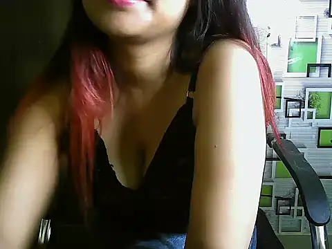 Snapshot of UrHoneyBae chatting on 03.17.25 UrHoneyBae online show from 03.17.25