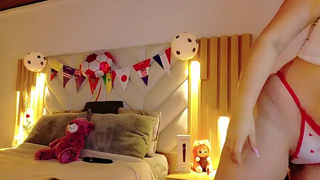 Snapshot of Anaise_latif chatting on 06.18.26 Anaise latif online show from 06.18.26