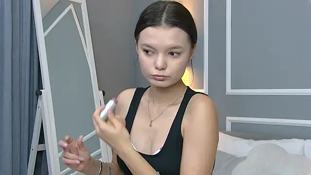 AsterQuinn online show from 10.03.25