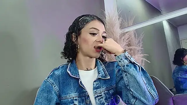 Snapshot of Vaiolett_Smith chatting on 03.26.26 Vaiolett Smith online show from 03.26.26