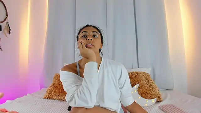 Snapshot of Melodymoore_ chatting on 06.26.26 Melodymoore online show from 06.26.26