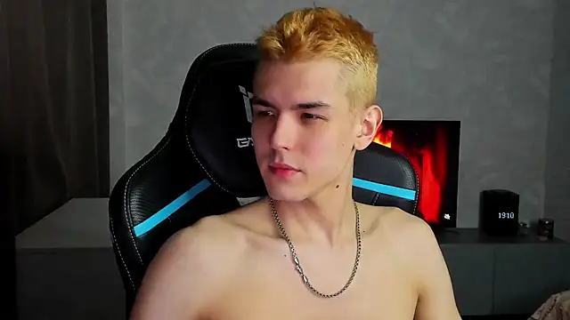 Snapshot of TravisRevas chatting on 03.07.25 TravisRevas online show from 03.07.25