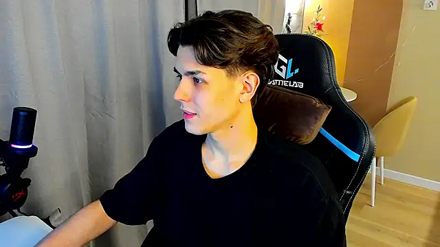 Snapshot of TravisRevas chatting on 12.16.25 TravisRevas online show from 12.16.25