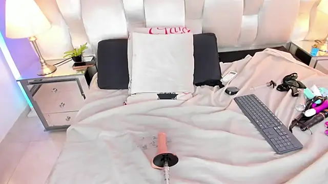 Snapshot of megan_loviitz chatting on 04.19.26 megan loviitz online show from 04.19.26