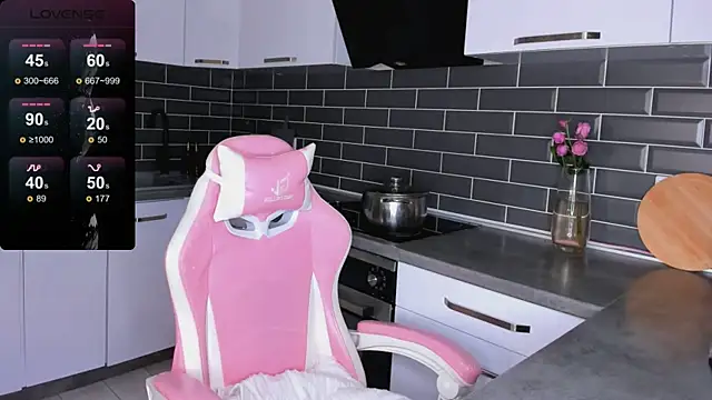 ShaiyaMinn3 online show from 10.26.25