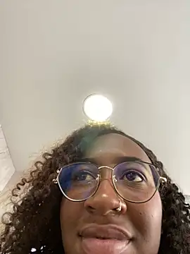 Snapshot of Qeen_blackk chatting on 10.21.25 Qeen blackk online show from 10.21.25