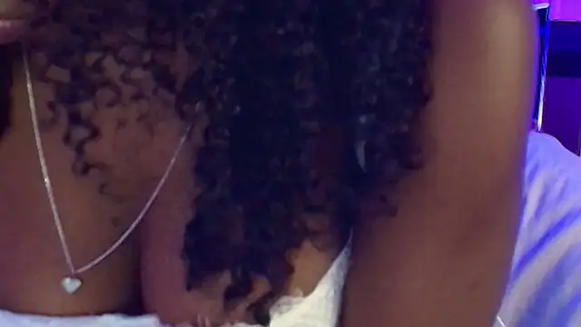 Snapshot of Qeen_blackk chatting on 10.25.25 Qeen blackk online show from 10.25.25