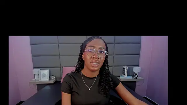 Snapshot of Qeen_blackk chatting on 10.28.25 Qeen blackk online show from 10.28.25