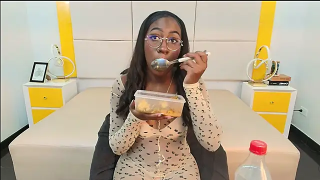 Snapshot of Qeen_blackk chatting on 11.04.25 Qeen blackk online show from 11.04.25