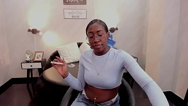 Snapshot of Qeen_blackk chatting on 11.05.25 Qeen blackk online show from 11.05.25