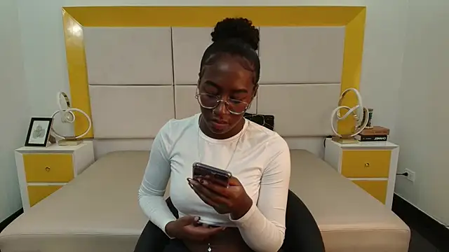 Snapshot of Qeen_blackk chatting on 11.13.25 Qeen blackk online show from 11.13.25