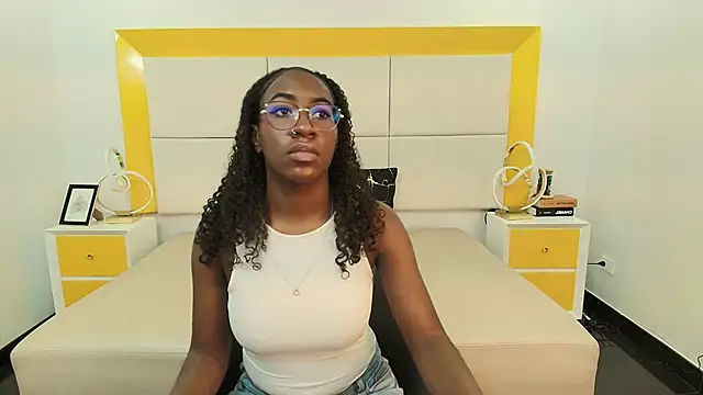 Snapshot of Qeen_blackk chatting on 11.18.25 Qeen blackk online show from 11.18.25