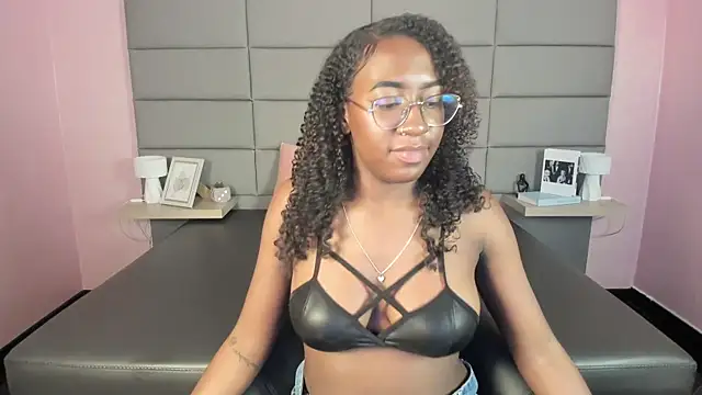 Snapshot of Qeen_blackk chatting on 12.04.25 Qeen blackk online show from 12.04.25