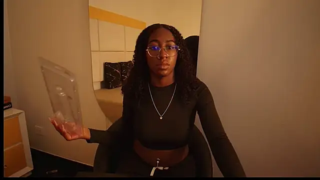 Snapshot of Qeen_blackk chatting on 12.16.25 Qeen blackk online show from 12.16.25