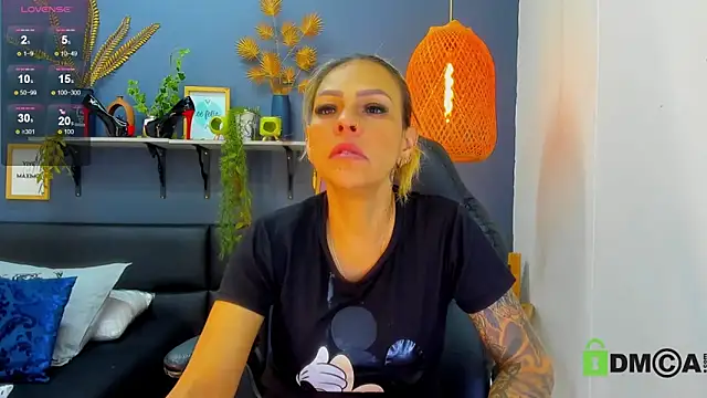 Snapshot of yessila_parker chatting on 04.19.26 yessila parker online show from 04.19.26