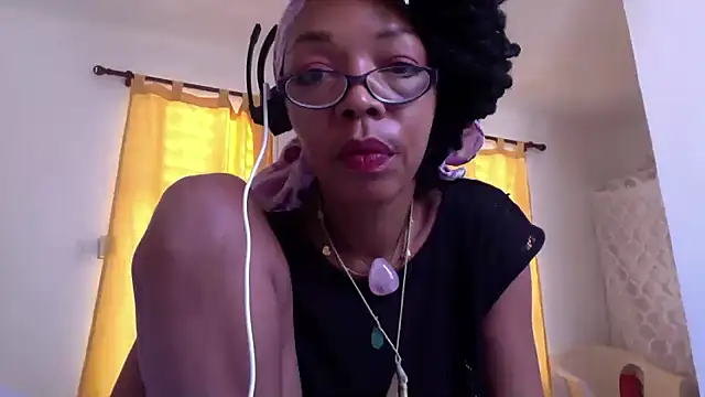 Snapshot of Ladyzee25 chatting on 09.28.25 Ladyzee25 online show from 09.28.25