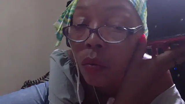 Snapshot of Ladyzee25 chatting on 10.07.25 Ladyzee25 online show from 10.07.25