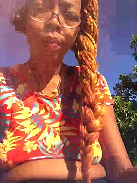 Snapshot of Ladyzee25 chatting on 10.16.25 Ladyzee25 online show from 10.16.25