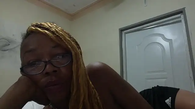 Snapshot of Ladyzee25 chatting on 10.19.25 Ladyzee25 online show from 10.19.25