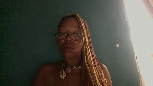 Snapshot of Ladyzee25 chatting on 10.24.25 Ladyzee25 online show from 10.24.25