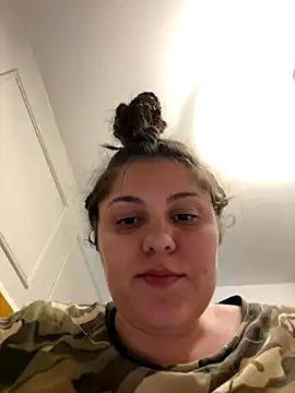 Snapshot of Layla- chatting on 09.15.25 Layla- online show from 09.15.25