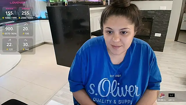 Snapshot of Layla- chatting on 09.25.25 Layla- online show from 09.25.25