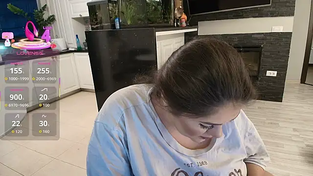 Snapshot of Layla- chatting on 11.06.25 Layla- online show from 11.06.25