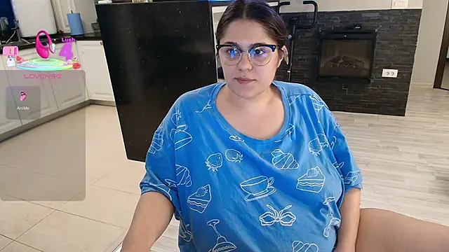 Snapshot of Layla- chatting on 04.19.26 Layla- online show from 04.19.26