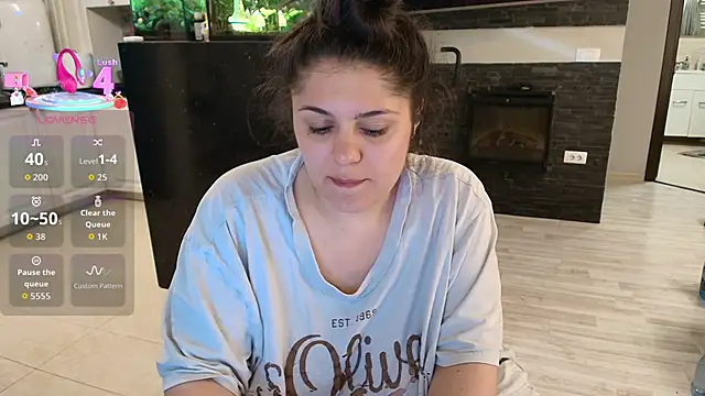 Snapshot of Layla- chatting on 04.26.26 Layla- online show from 04.26.26