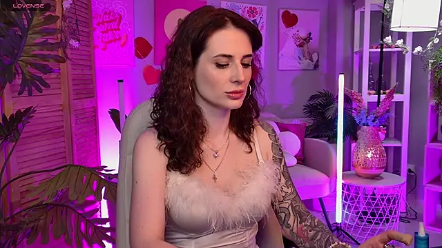 Snapshot of OliviaMcClean chatting on 06.17.26 OliviaMcClean online show from 06.17.26