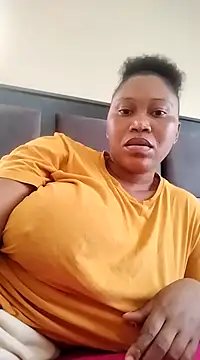 Snapshot of JuicyMilkyTizzy chatting on 03.15.25 JuicyMilkyTizzy online show from 03.15.25