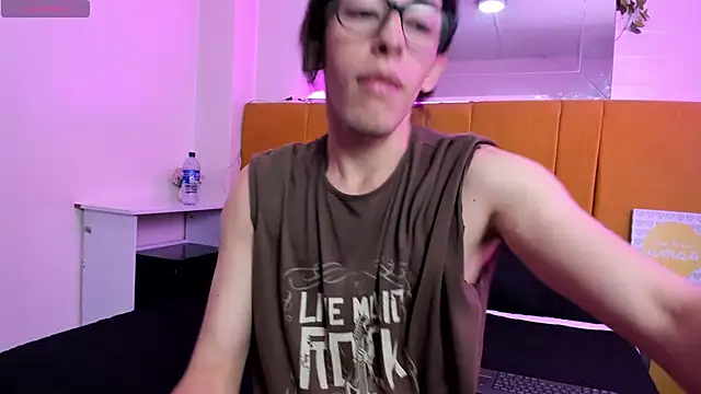 Snapshot of Andrew_Wolff chatting on 03.08.25 Andrew Wolff online show from 03.08.25