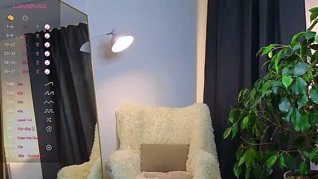 Snapshot of christie_luv chatting on 03.13.25 christie luv online show from 03.13.25