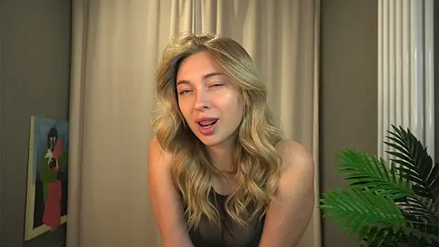 Snapshot of christie_luv chatting on 09.09.25 christie luv online show from 09.09.25