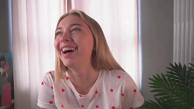 Snapshot of christie_luv chatting on 10.03.25 christie luv online show from 10.03.25