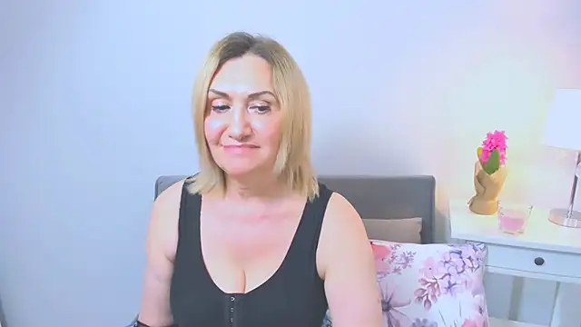 Snapshot of IsabellaSexyMilf chatting on 03.15.25 IsabellaSexyMilf online show from 03.15.25