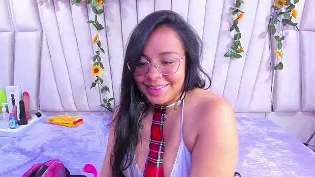 Snapshot of _Violeta_18 chatting on 10.30.25 Violeta 18 online show from 10.30.25