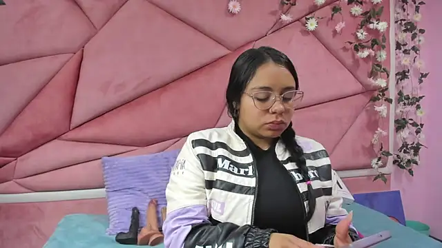 Snapshot of _Violeta_18 chatting on 11.23.25 Violeta 18 online show from 11.23.25