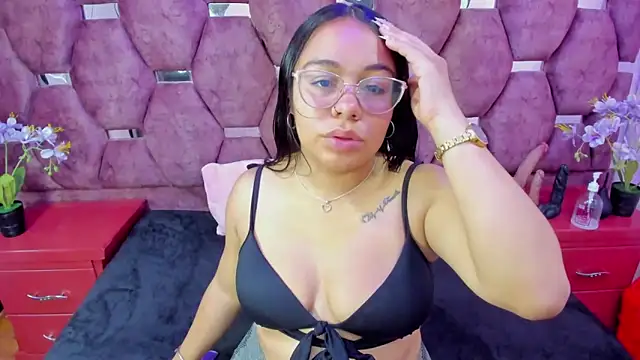 Snapshot of _Violeta_18 chatting on 11.25.25 Violeta 18 online show from 11.25.25